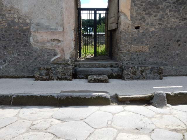 II.2.4 Pompeii. May 2016. Entrance doorway and fauces 1.
South side of Via dell’Abbondanza, showing remains of painted plaster decoration, benches and steps to entrance.
Photo courtesy of Buzz Ferebee.
