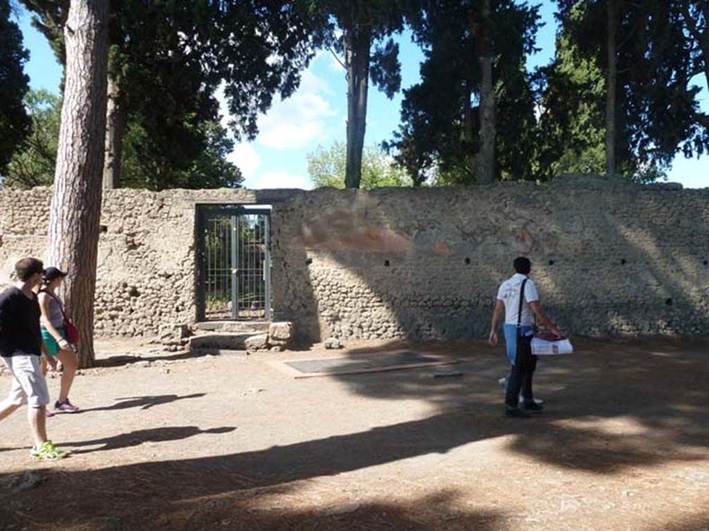 II.2.5 Pompeii. September 2015. Looking north on Via di Castricio towards entrance doorway leading to garden area.