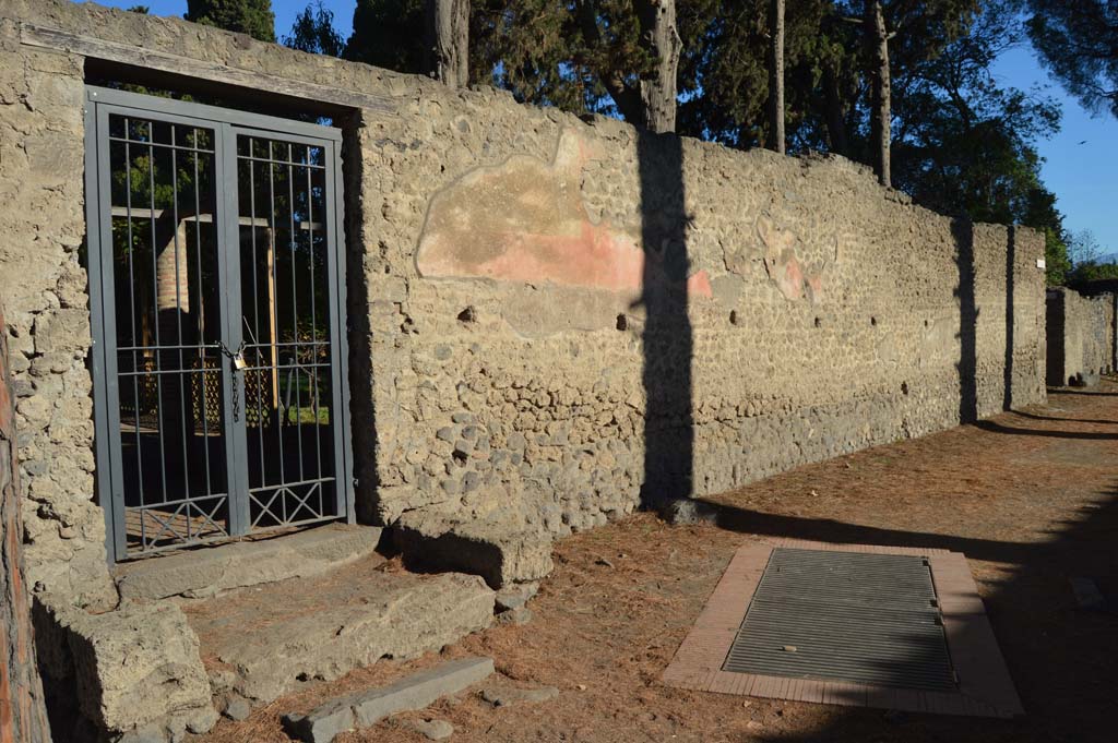 II.2.5 Pompeii. October 2017. 
Looking along the east side of the garden entrance doorway, where the remains of painted graffiti were found.
Lower right, the grating for the Sarno canal, outside the south wall of II.2.5.
Foto Taylor Lauritsen, ERC Grant 681269 DÉCOR.
