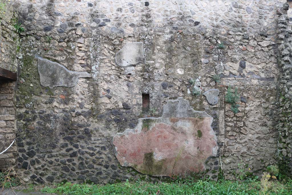 II.3.2 Pompeii. December 2018. South wall of workshop. Photo courtesy of Aude Durand.