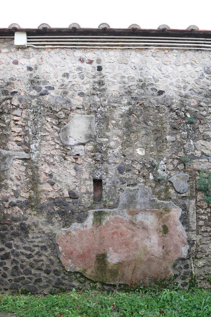 II.3.2 Pompeii. December 2018. South wall of workshop with niche. Photo courtesy of Aude Durand.