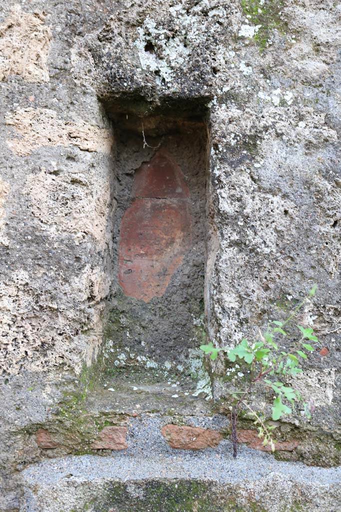 II.3.2 Pompeii. December 2018. 
Detail of niche on south wall of workshop. Photo courtesy of Aude Durand.

