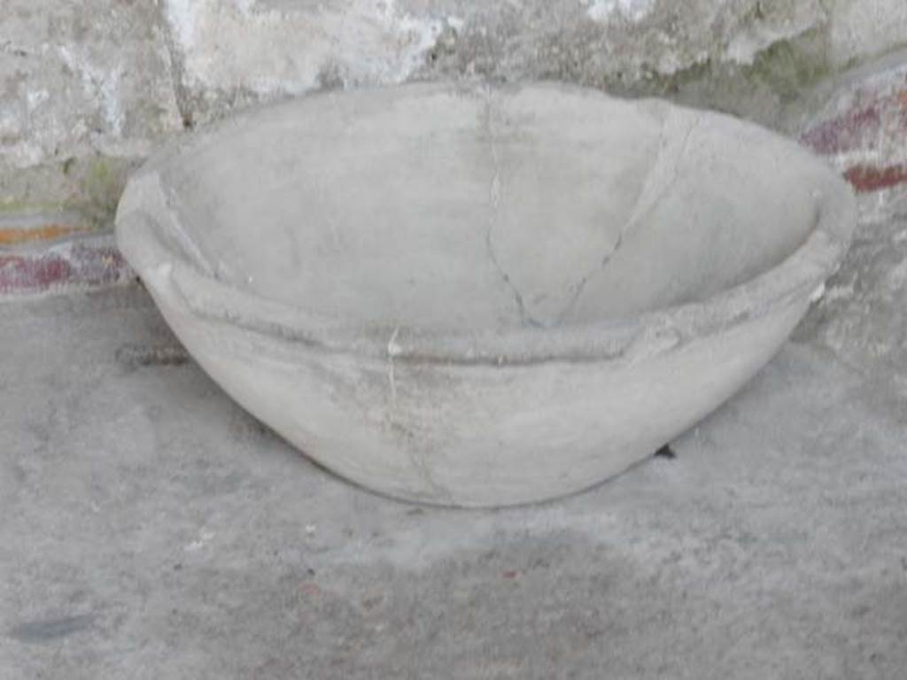 II.3.3 Pompeii. May 2016. Room 9, reconstructed bowl. Photo courtesy of Buzz Ferebee.
