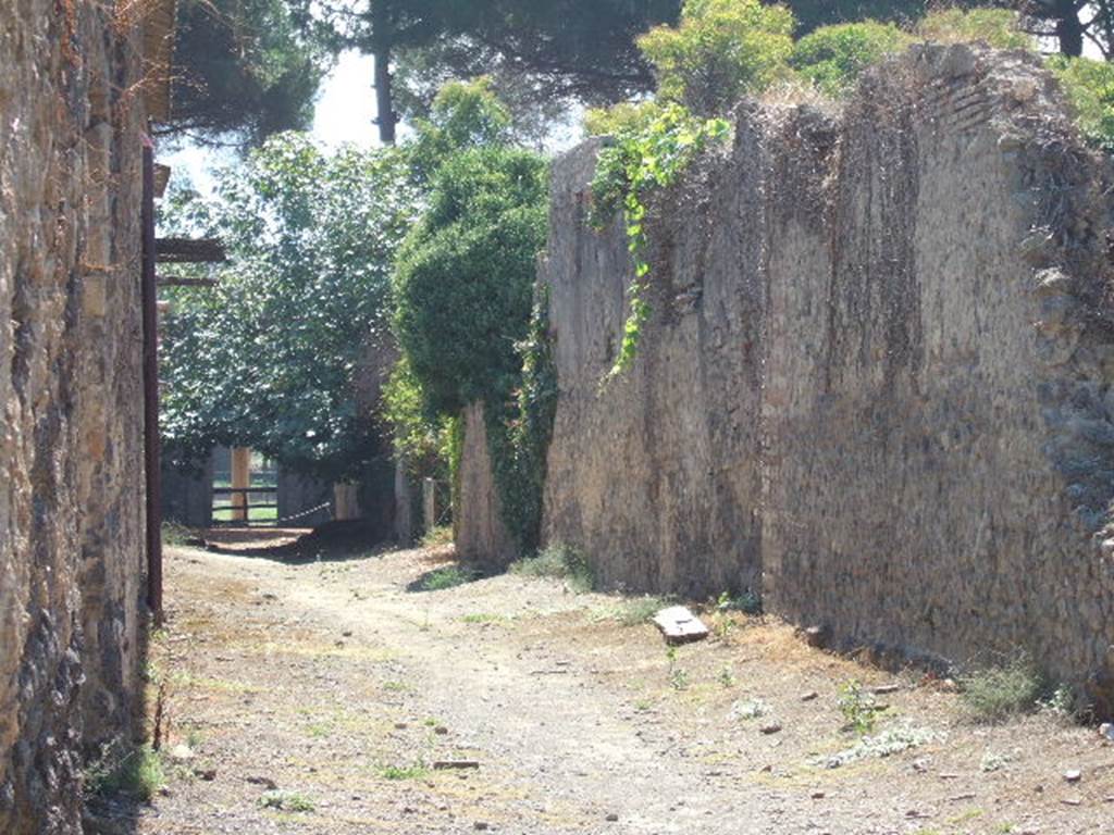 Pompeii. September 2005. Roadway looking south near  II.3.7 and II.3.6   
 
