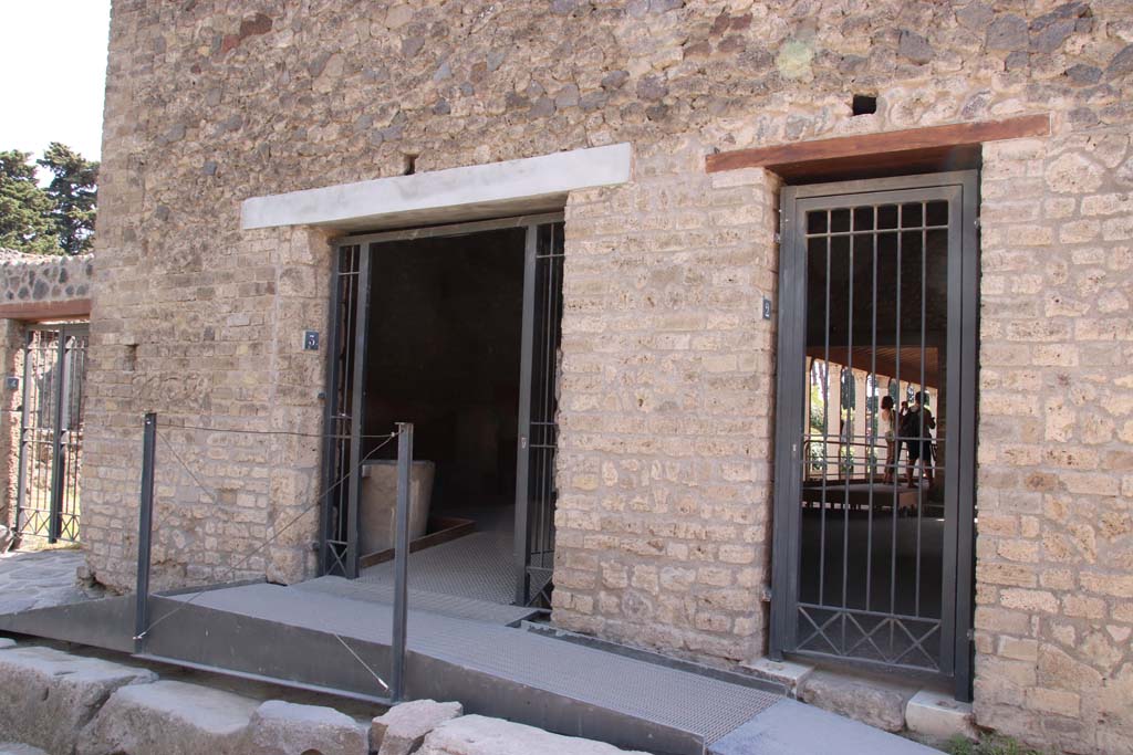 II.4.4, 11.4.3 (open doorway) and II.4.2, Pompeii. September 2019. Doorways on south side of Via dell’Abbondanza.
Photo courtesy of Klaus Heese.
