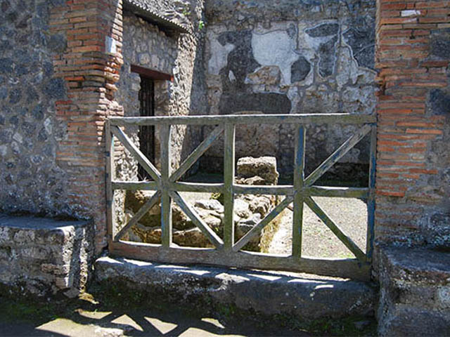  
II.4.5 Pompeii. May 2014. Shop in Complesso di Giulia Felice. Photo courtesy of Paula Lock.
