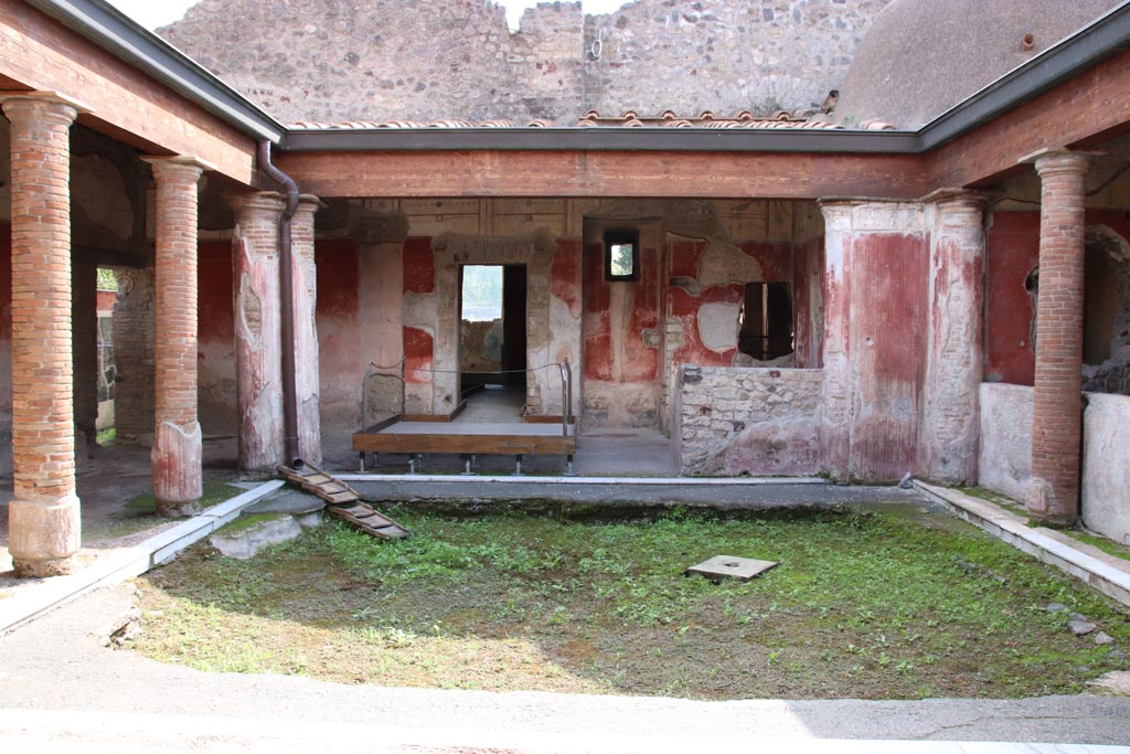 II.4.6 Pompeii. September 2019. Looking south across portico. Photo courtesy of Klaus Heese.