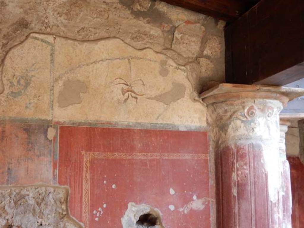 II.4.6 Pompeii. May 2017. Detail showing a horn hanging from a garland from upper west wall in south-west corner.
Photo courtesy of Buzz Ferebee.


