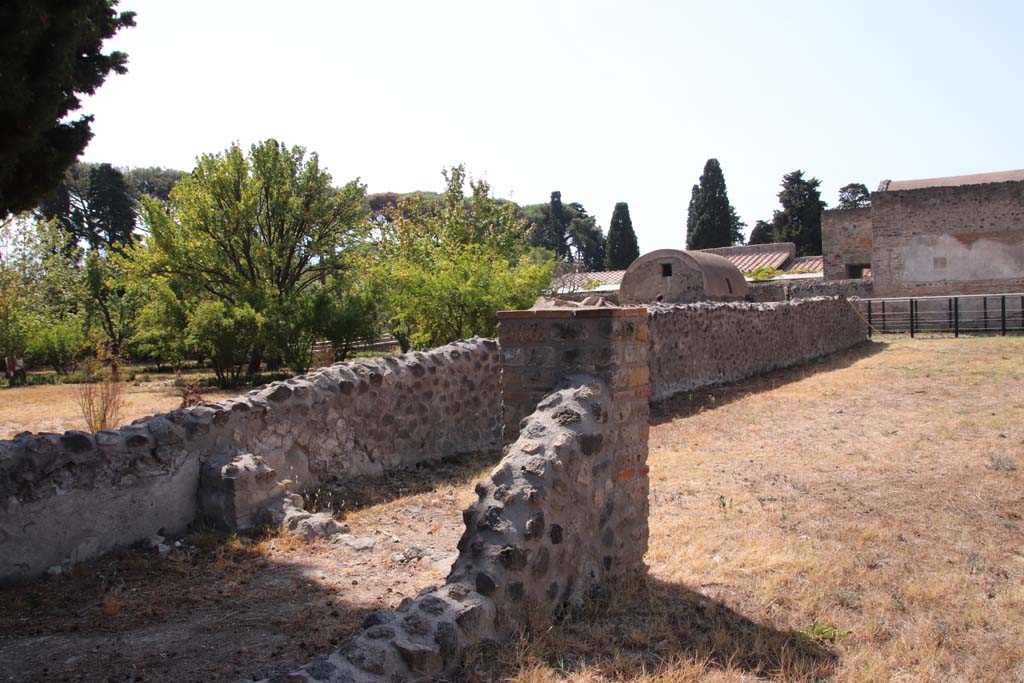 II.4.6 Pompeii. September 2019. Looking west across garden area towards swimming pool, with 11.4.7, on right.
Photo courtesy of Klaus Heese.
