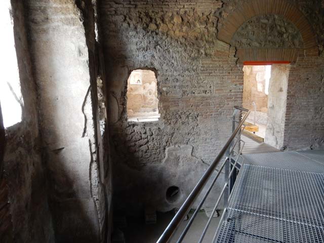 II.4.6 Pompeii. May 2017. Detail of south-east corner of basin/pool in Frigidarium/apodyterium. Photo courtesy of Buzz Ferebee.

