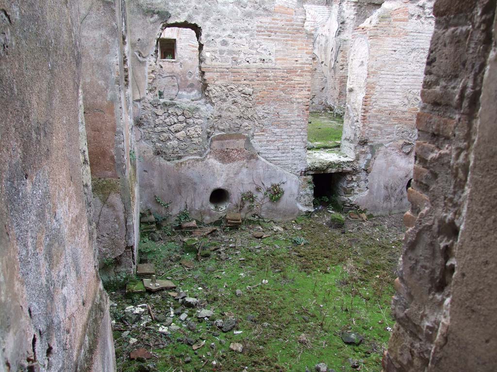 II.4.6 Pompeii. May 2017. South wall of basin/pool in Frigidarium/apodyterium.
Photo courtesy of Buzz Ferebee.
