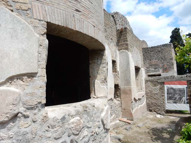 II.4.6 Pompeii. May 2017. North side of laconicum, with window to atrium. Photo courtesy of Buzz Ferebee.
