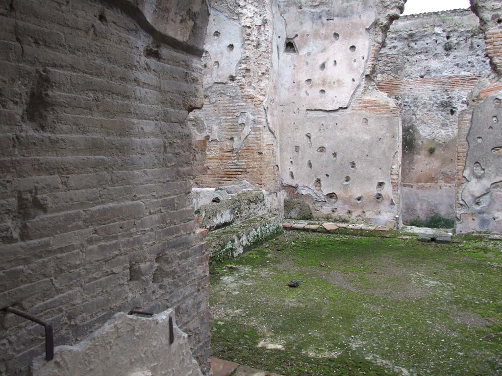 II.4.3 Pompeii. September 2019. Looking south-east towards window of caldarium and across garden, from west portico.
Photo courtesy of Klaus Heese.
