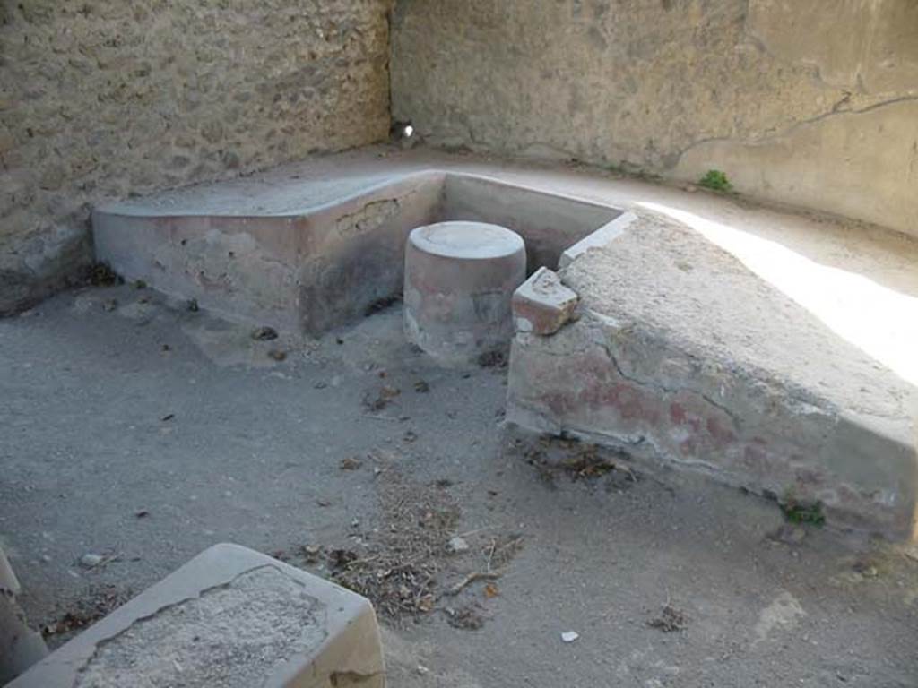 II.4.7 Pompeii. May 2003. Stone triclinium and circular table. Photo courtesy of Nicolas Monteix.
