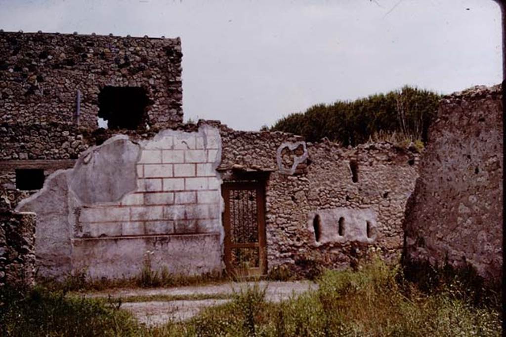 II.4.10 Pompeii. 1964. Exterior west wall (without showing any of the graffiti underneath), and entrance doorway.  Photo by Stanley A. Jashemski.
Source: The Wilhelmina and Stanley A. Jashemski archive in the University of Maryland Library, Special Collections (See collection page) and made available under the Creative Commons Attribution-Non Commercial License v.4. See Licence and use details.
J64f0971
