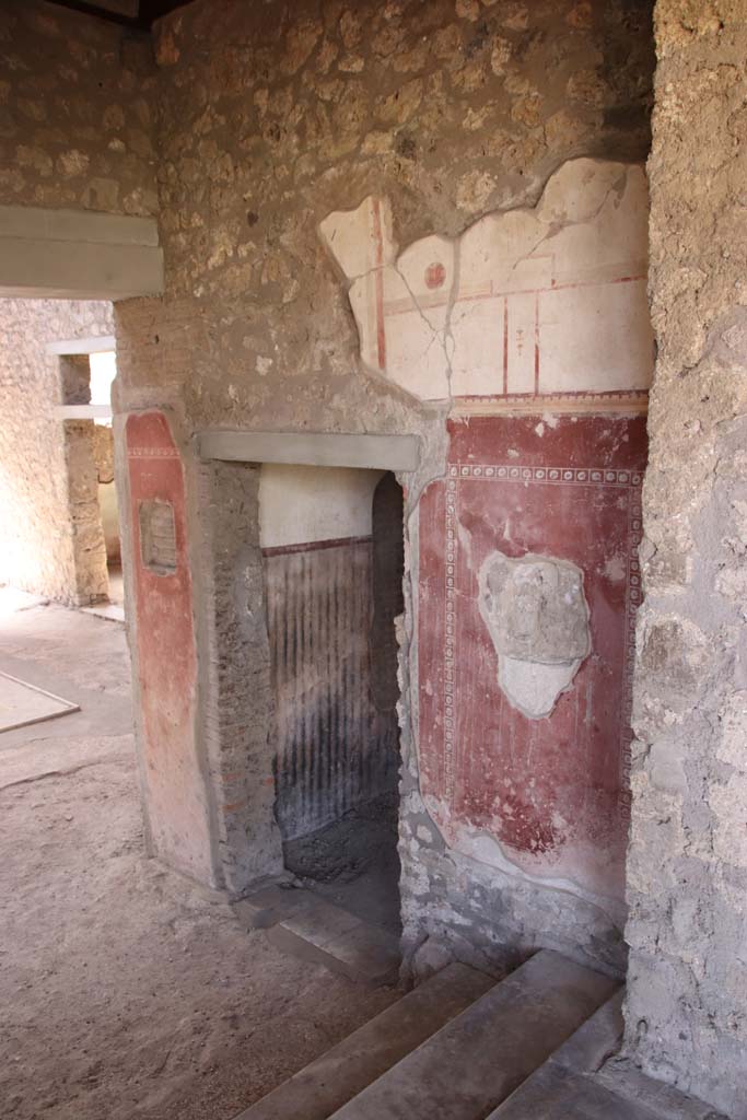 II.4.10 Pompeii. September 2019. 
Looking towards doorway to room on west side of steps from portico to atrium.  
Photo courtesy of Klaus Heese.
