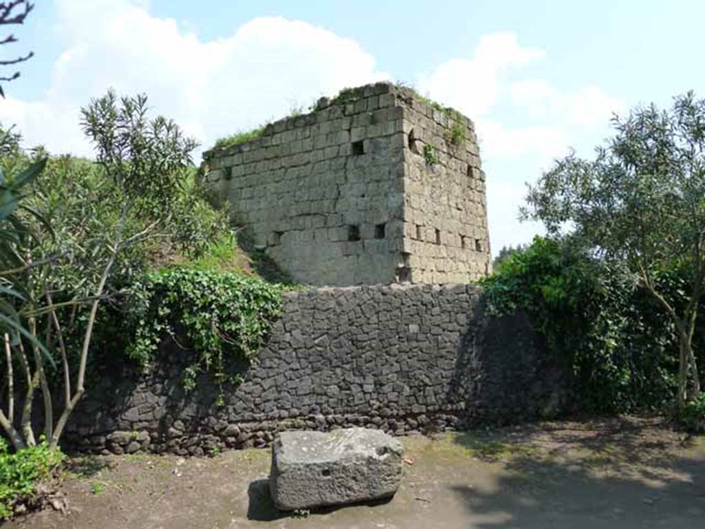 II.5.1 Pompeii. May 2010. Structure on west side, near Vicolo dell’Anfiteatro.