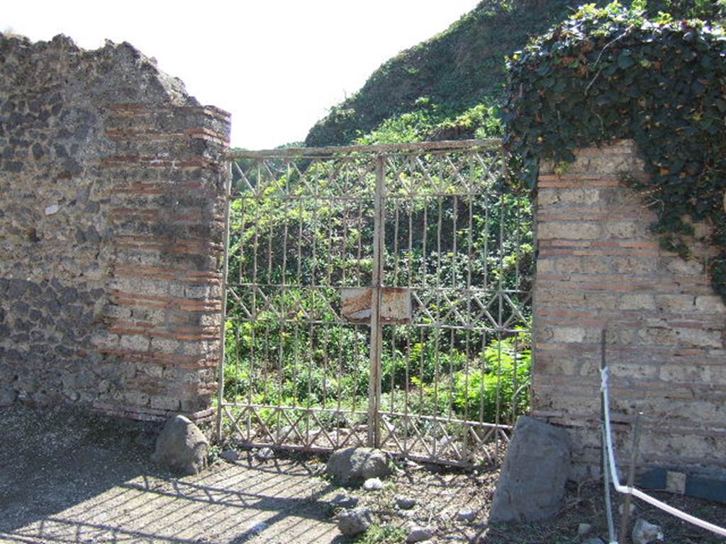 II.5.3 Pompeii.  September 2005.  Entrance on Via dell’Abbondanza.