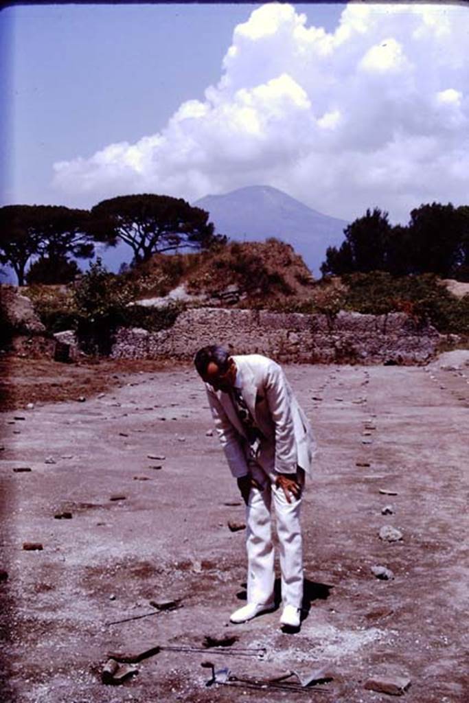 II.5 Pompeii. 1970. Dott. Giordano visits.   Photo by Stanley A. Jashemski.
Source: The Wilhelmina and Stanley A. Jashemski archive in the University of Maryland Library, Special Collections (See collection page) and made available under the Creative Commons Attribution-Non Commercial License v.4. See Licence and use details.
J70f0756
