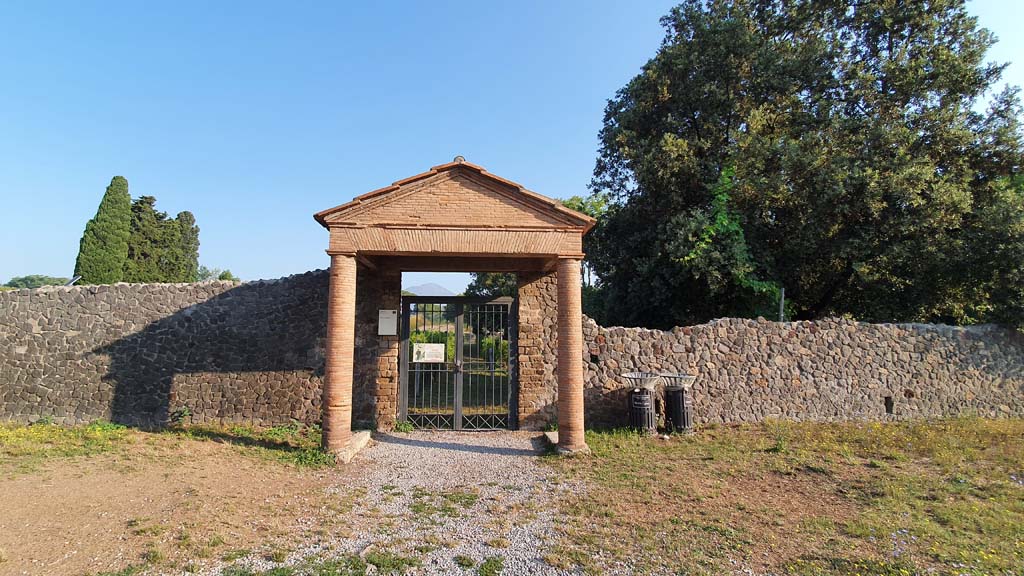 II.5.5 Pompeii. December 2018. Entrance doorway on Via di Castricio. Photo courtesy of Aude Durand.