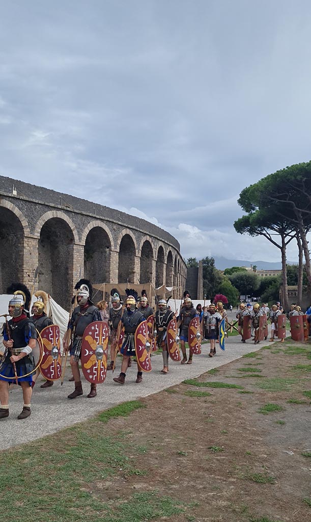 II.6 Pompeii. 28th September 2024. 
Looking south-east on Piazzale Anfiteatro during “Ludi Pompeiani” event. 
Photo courtesy of Giuseppe Ciaramella.
