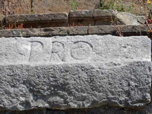 II.6 Pompeii. May 2016. Inscription carved on rim of inner wall of the arena of the Amphitheatre.
Inscription II VIR I D, part of CIL X 855. Photo courtesy of Buzz Ferebee.
