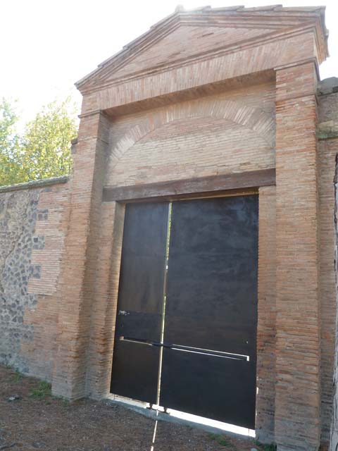 II.7.2 Pompeii. Palaestra. September 2015. Entrance doorway.