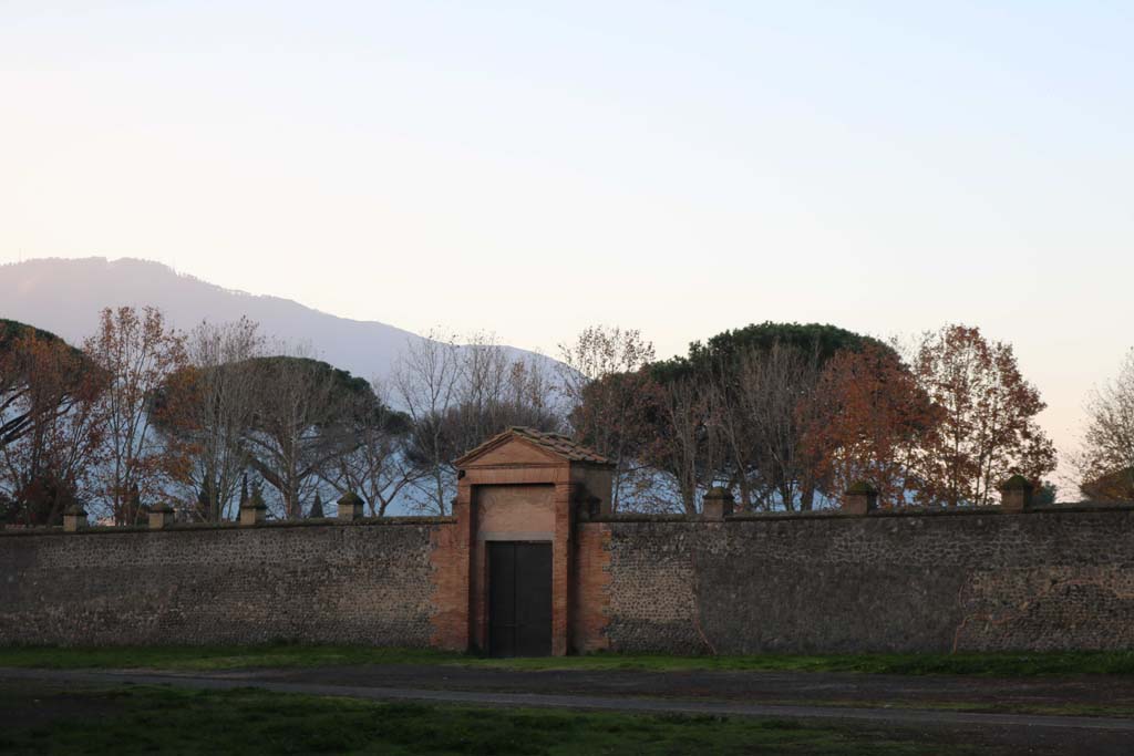 II.7.4 Pompeii. Palaestra. December 2018. Looking west to entrance doorway. Photo courtesy of Aude Durand.

