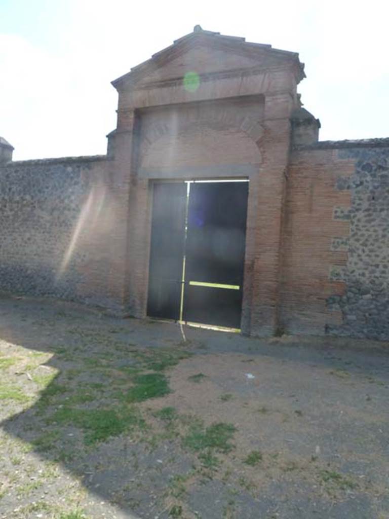 II.7.4 Pompeii. Palaestra. September 2015. Entrance doorway. 