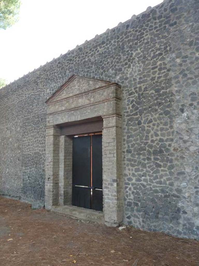 II.7.6 Pompeii. September 2015.  One of the Palaestra entrances, on Via di Castricio. 