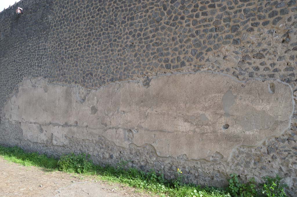 II.7.7 Pompeii. Palaestra. March 2019. Looking east along exterior north wall on south side of Via di Castricio, site of graffiti.
Foto Taylor Lauritsen, ERC Grant 681269 DÉCOR.
