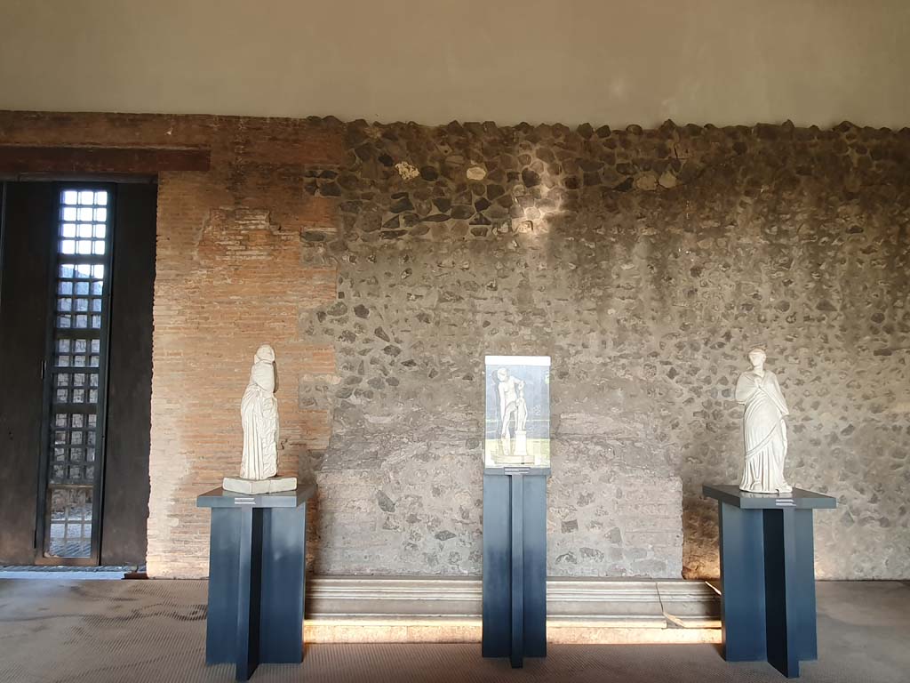 II.7.9a Pompeii. June 2019. Looking south from north end of altar. Photo courtesy of Buzz Ferebee.