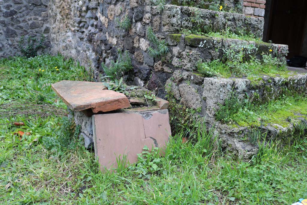 II.8.1 Pompeii. December 2018. Structure near steps, possibly a cistern-cover or well. Photo courtesy of Aude Durand.