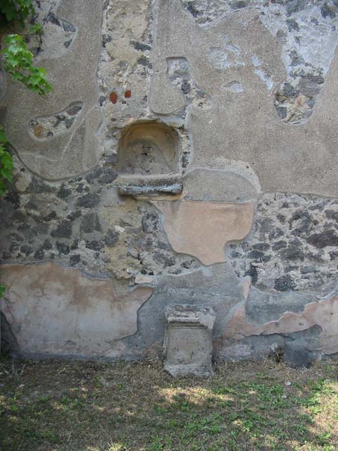 II.8.2 Pompeii. December 2018. Detail of niche set into north wall. Photo courtesy of Aude Durand.

