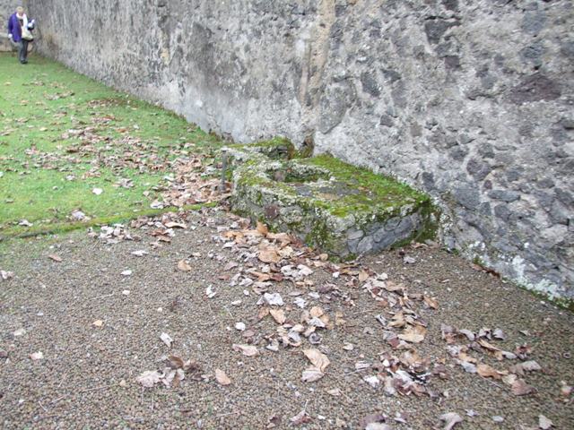 II.8.2 Pompeii. December 2018. Bench or hearth and steps against south wall. Photo courtesy of Aude Durand.