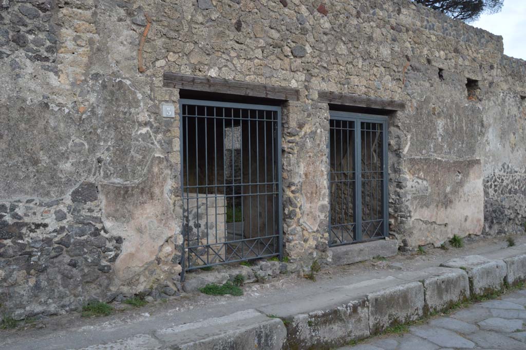 II.8.3 Pompeii, on left. March 2019. Looking towards doorways on east side of Via di Nocera, with II.8.2, on right.
Foto Taylor Lauritsen, ERC Grant 681269 DÉCOR.

