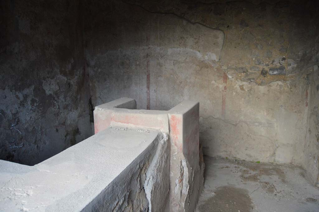II.8.2/3 Pompeii. March 2019. Looking across counter towards painted east wall.
Foto Taylor Lauritsen, ERC Grant 681269 DÉCOR.
