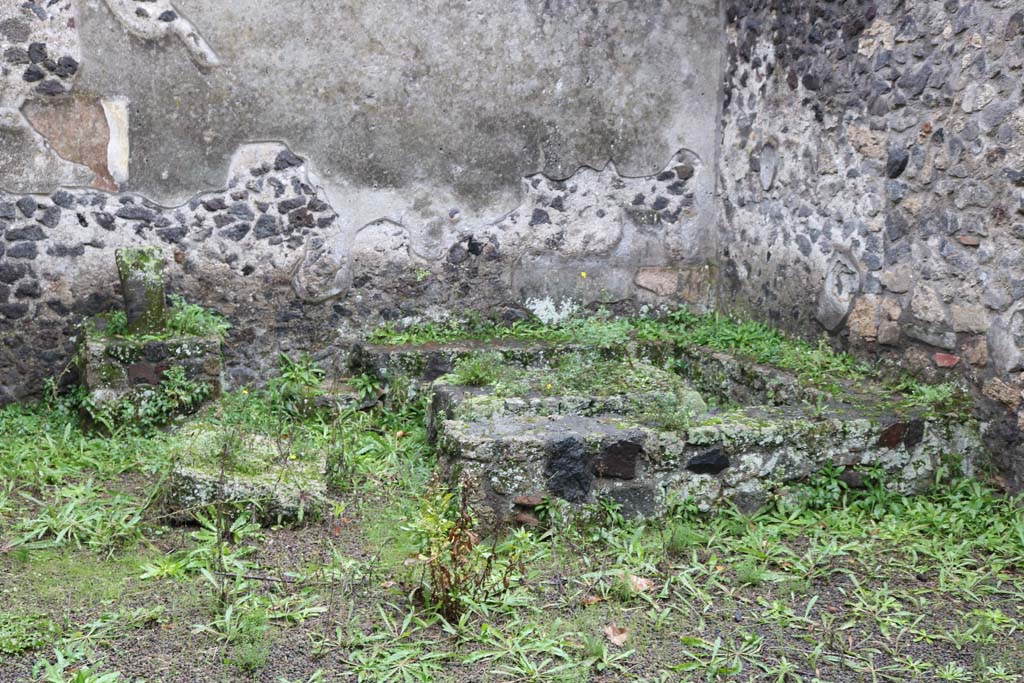 II.8.5 Pompeii. December 2018. Looking south.
Detail of three-sided stone bench and table in south-west corner of atrium area. Photo courtesy of Aude Durand.
