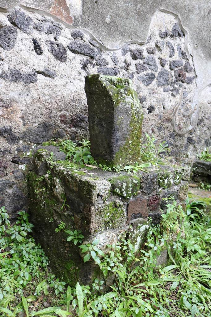 II.8.5 Pompeii. December 2018. Structure against south wall. Photo courtesy of Aude Durand.