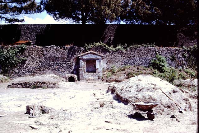 II.8.6 Pompeii. 1972. Looking east towards triclinium, on left, “dog-kennel” and Lararium during excavations in garden.  Photo by Stanley A. Jashemski. 
Source: The Wilhelmina and Stanley A. Jashemski archive in the University of Maryland Library, Special Collections (See collection page) and made available under the Creative Commons Attribution-Non Commercial License v.4. See Licence and use details. J72f0690
