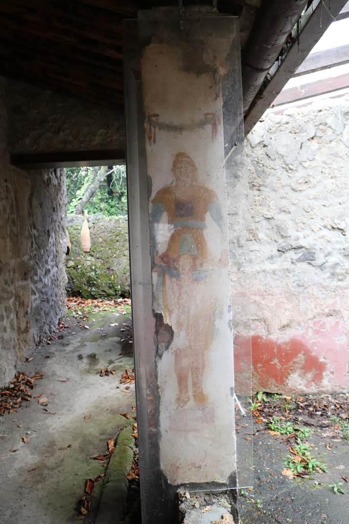 II.9.1 Pompeii. December 2018.  
Painting of Priapus on the west face of column on the north side of the triclinium.
Photo courtesy of Aude Durand.
