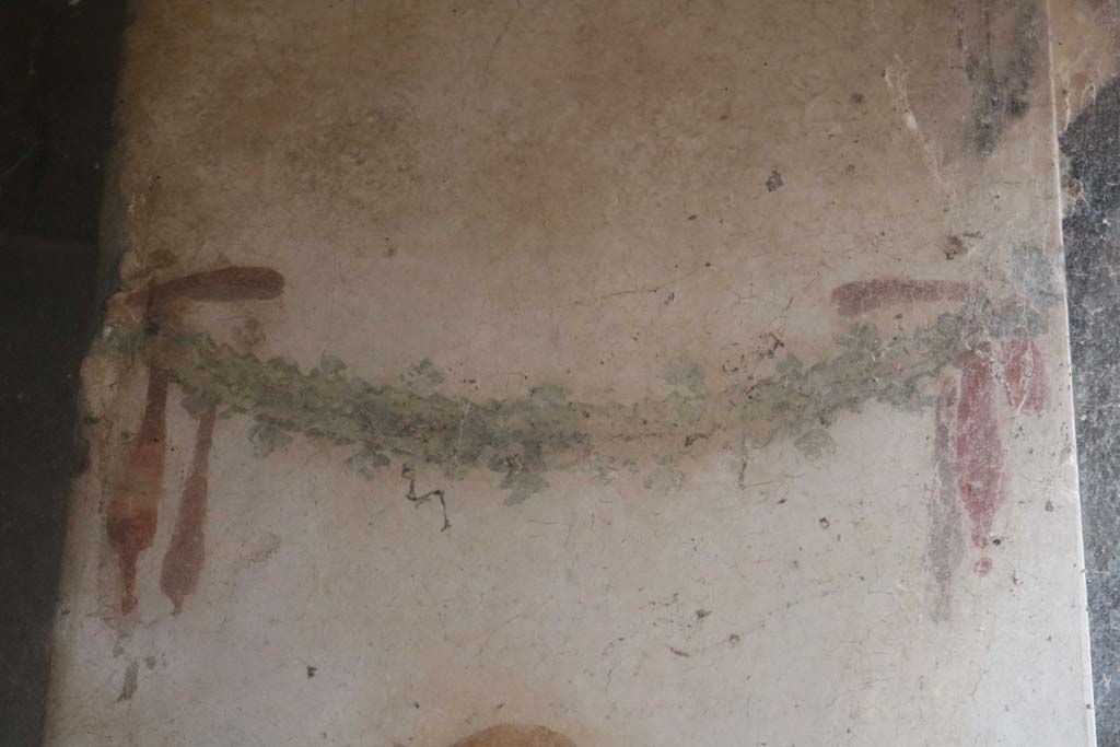 II.9.1 Pompeii. December 2018. Detail of garland on west face of column. Photo courtesy of Aude Durand.