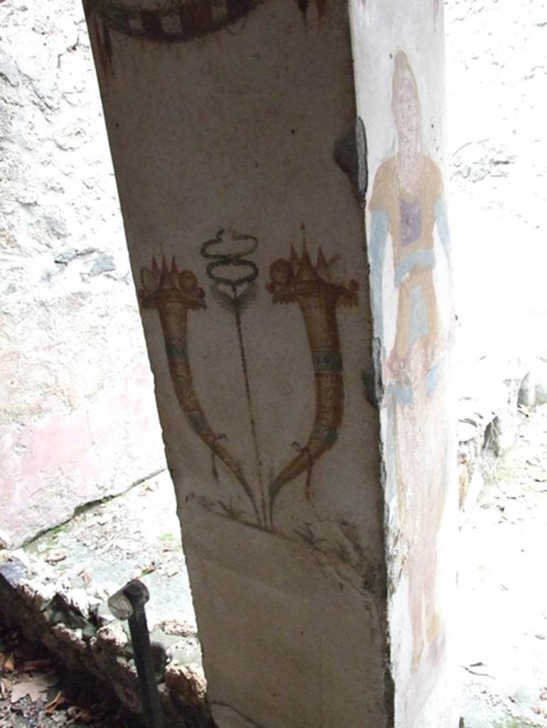 II.9.1. December 2007.  Painting of Horn of Plenty on north side of column on the north side of the triclinium 8.