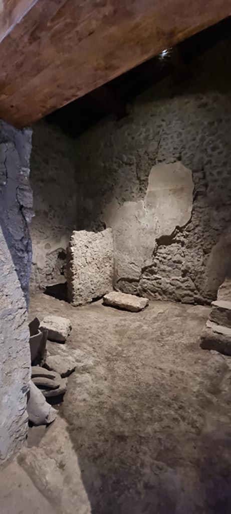 II.9.3, Pompeii. December 2023.
Room 13, looking through doorway. Photo courtesy of Miriam Colomer.
