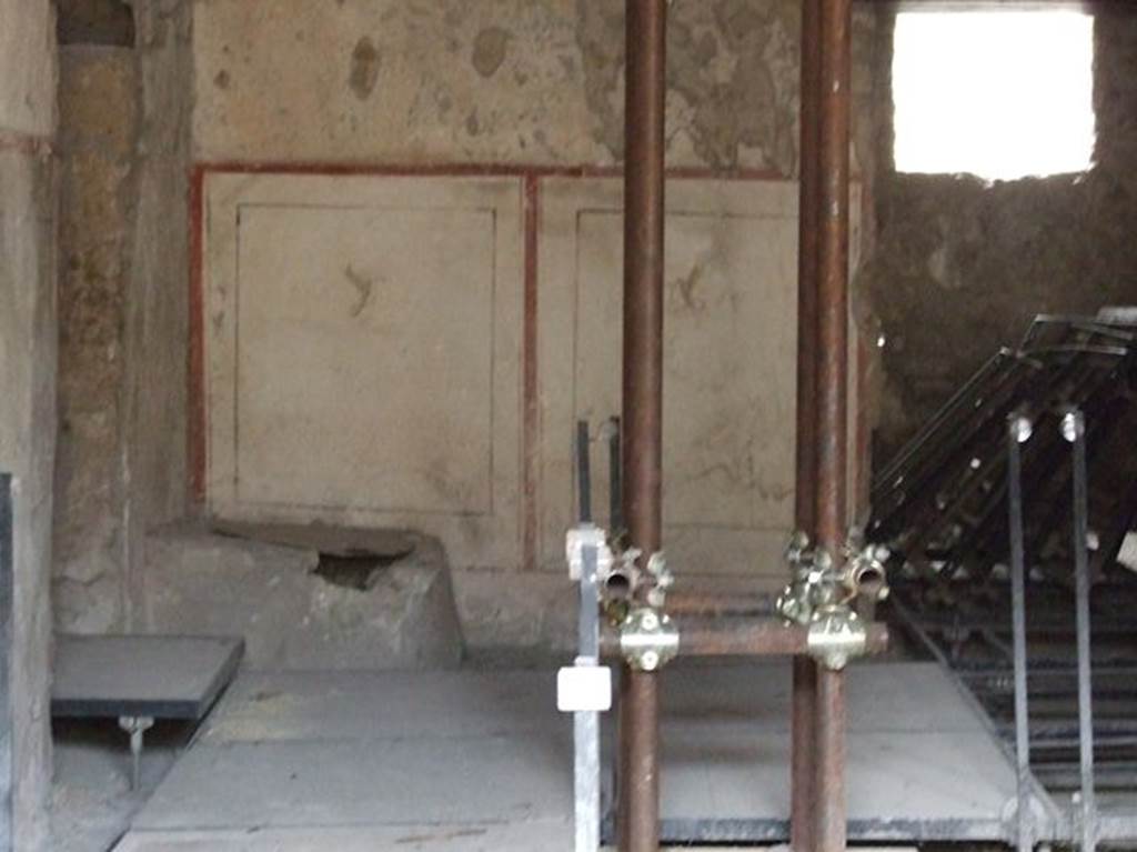 II.9.3, Pompeii. May 2018. Room 11, east wall in north-east corner with painted decoration. Photo courtesy of Buzz Ferebee. 
