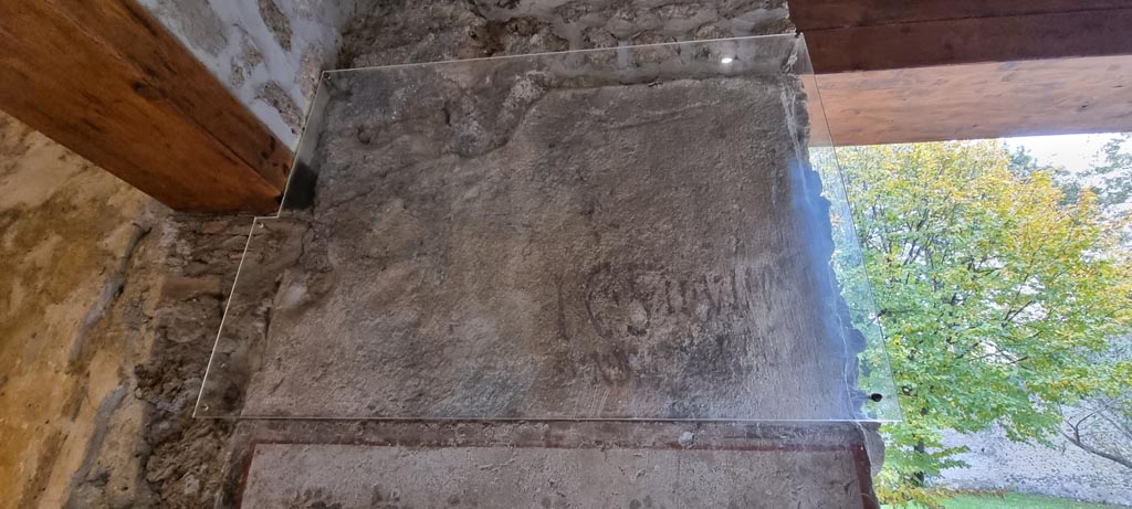 II.9.4 Pompeii. December 2023. 
Room 5, detail of inscription on east wall between doorway to room 4, on left, and window to garden, on right. Photo courtesy of Miriam Colomer.
