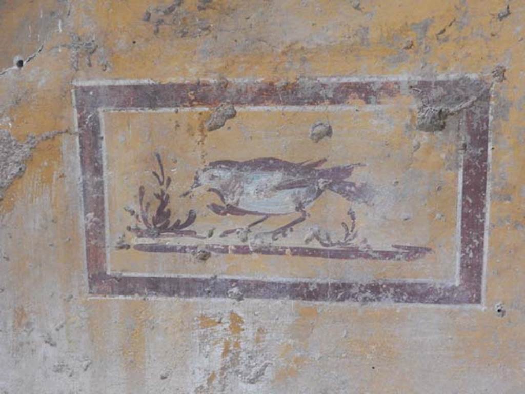 II.9.4, Pompeii. May 2018. Room 8, painted panel with bird in centre of panel at north end of east wall.
Photo courtesy of Buzz Ferebee. 
