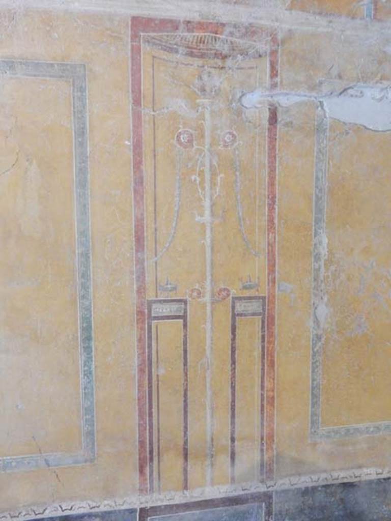 II.9.4, Pompeii. May 2018. Room 8, detail from south wall.
Photo courtesy of Buzz Ferebee. 
