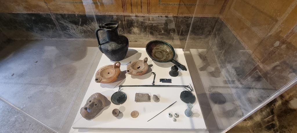 II.9.4 Pompeii. December 2023. Room 8, display items. Photo courtesy of Miriam Colomer.