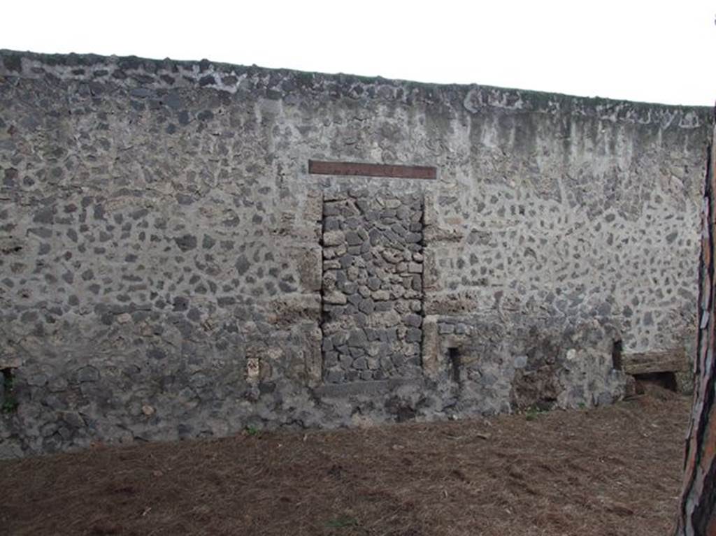 II.9.5 doorway blocked in antiquity on vicolo on east side near Palaestra.  December 2006.